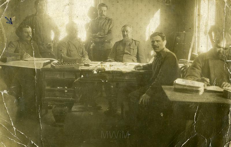 KKE 2413.jpg - Fot. Grupowe. Od lewej: Krzysztof Bujko – tata Marii Kołakowskiej (z domu Bujko), Leningrad, 1916 r.